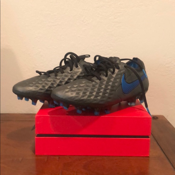 Soccer cleats - Picture 1 of 5